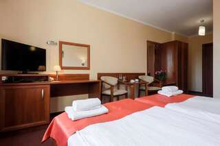 Отель Hotel Restauracja Leliwa Пшеворск Двухместный номер с 2 отдельными кроватями и собственной ванной комнатой-3