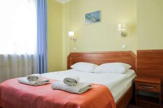 Отель Hotel Restauracja Leliwa Пшеворск Двухместный номер с 1 кроватью и собственной ванной комнатой-1